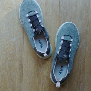 JBU memory foam sneakers, size 8, gray uppers, white soles, pink details.